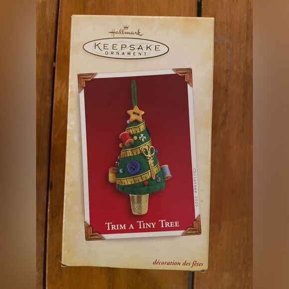 🆕 Hallmark Keepsake Ornament TRIM A TINY TREE Sewing 2005 - Picture 1 of 7